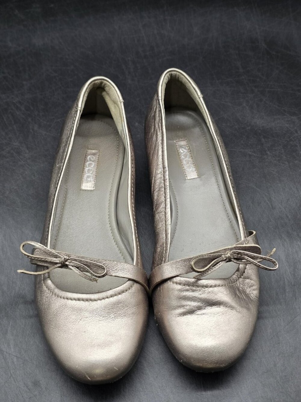 ECCO Shoes Womens Size 8 Gold Leather Ballet Flats Bow Casual Comfort Damaged